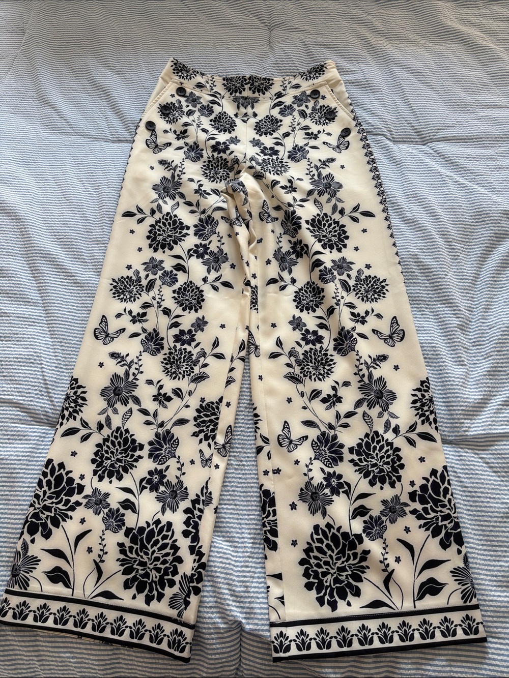 High-Rise Wide-Leg Floral Print Pants in Cream & Navy